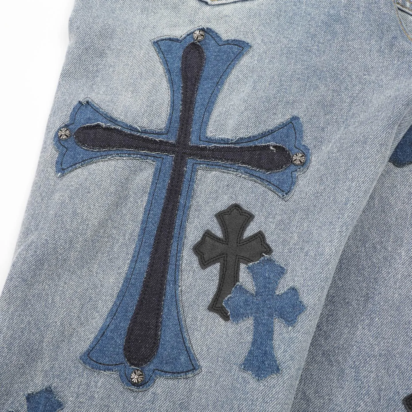 P310 Ch rare co-branded top item Chrome hearts new Chrome heart patchwork patchwork cross stitching micro-flare jeans Top-notch configuration, details are invincible! ! Cleanfit has become very popular in the past two years, and Kroxin’s consistent style is particularly high-end! ! Imported Japanese woven fabric ready-made clothes, genuine leather Crocodile leather labels and waist cloth leather tags are sewn on. The overall process is very cumbersome. The buttons on the trousers fly, rivets, back pockets, and metal decorative plates are all custom-made from molds. After they are finished, they are distressed to create a very effective effect. It has a vintage taste, and has been used by all kinds of big-name European and American celebrities. Kenijima’s cleanfit style has become popular all over the world. Top-grade hardware, pay attention to my detailed photos, the buttons are all detachable, and they are made of 925 engraved silver! ! Match as you like, suitable for both men and women ✔️✔️ Color: Blue Size: S M L XL